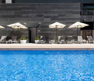 Swimmingpool Hotel ILUNION Atrium Madrid Swimmingpool Hotel ILUNION Atrium Madrid
