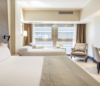 Dreibettzimmer Hotel ILUNION Málaga Dreibettzimmer Hotel ILUNION Málaga