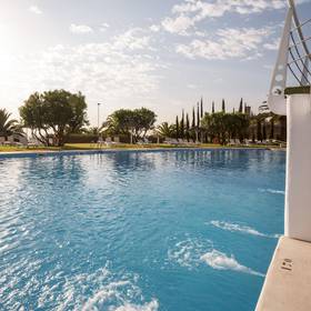 Schwimmbad Hotel ILUNION Alcora Sevilla Schwimmbad Hotel ILUNION Alcora Sevilla