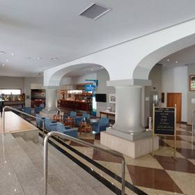 Empfangshalle Hotel ILUNION Les Corts – Spa Barcelona Empfangshalle Hotel ILUNION Les Corts – Spa Barcelona