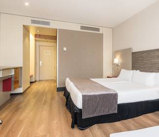 Dreibettzimmer Hotel ILUNION Barcelona