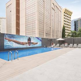 Schwimmbad ilunion atrium Hotel ILUNION Atrium Madrid Schwimmbad ilunion atrium Hotel ILUNION Atrium Madrid