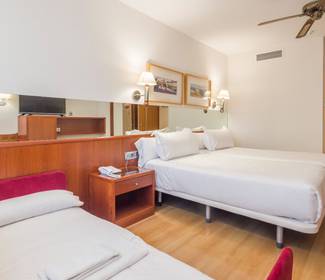 Dreibettzimmer Hotel ILUNION Les Corts – Spa Barcelona Dreibettzimmer Hotel ILUNION Les Corts – Spa Barcelona