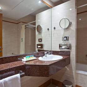 Bad Hotel ILUNION Les Corts – Spa Barcelona Bad Hotel ILUNION Les Corts – Spa Barcelona