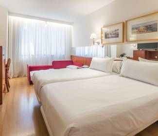 Dreibettzimmer Hotel ILUNION Les Corts – Spa Barcelona