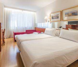 Dreibettzimmer Hotel ILUNION Les Corts – Spa Barcelona Dreibettzimmer Hotel ILUNION Les Corts – Spa Barcelona