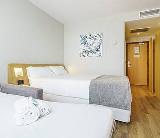 Dreibettzimmer Hotel ILUNION Valencia 4