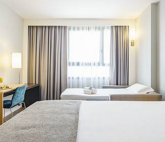 Dreibettzimmer Hotel ILUNION Valencia 4