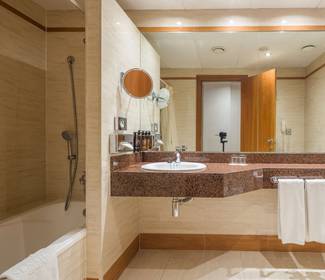 Dreibettzimmer Hotel ILUNION Les Corts – Spa Barcelona Dreibettzimmer Hotel ILUNION Les Corts – Spa Barcelona