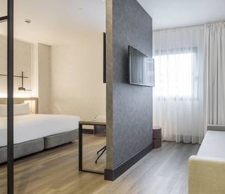 Premium-doppelzimmer mit wohnzimmer Hotel ILUNION San Mamés Bilbao