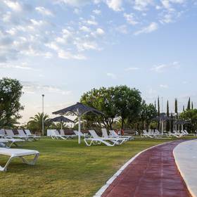 Schwimmbad Hotel ILUNION Alcora Sevilla Schwimmbad Hotel ILUNION Alcora Sevilla