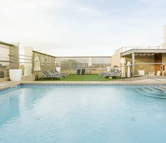 Schwimmbad Hotel ILUNION Barcelona Schwimmbad Hotel ILUNION Barcelona