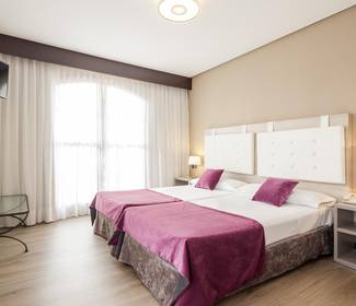 Dreibettzimmer Hotel ILUNION Golf Badajoz