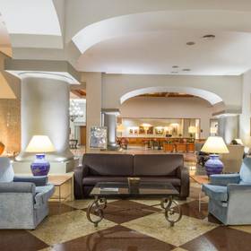 Empfangshalle Hotel ILUNION Les Corts – Spa Barcelona Empfangshalle Hotel ILUNION Les Corts – Spa Barcelona